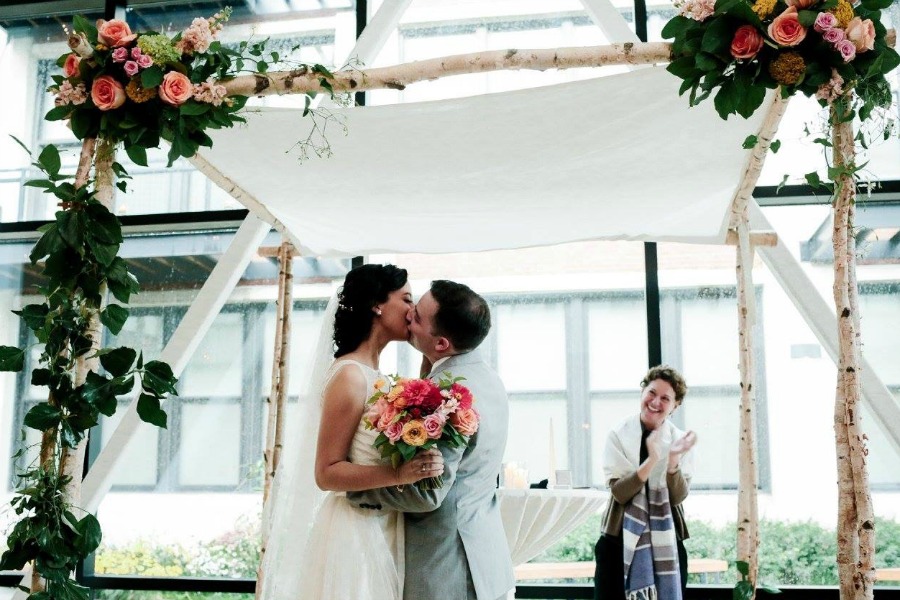 Kiss under the huppah