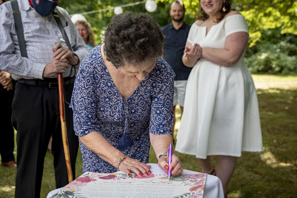 Signing the ketubah